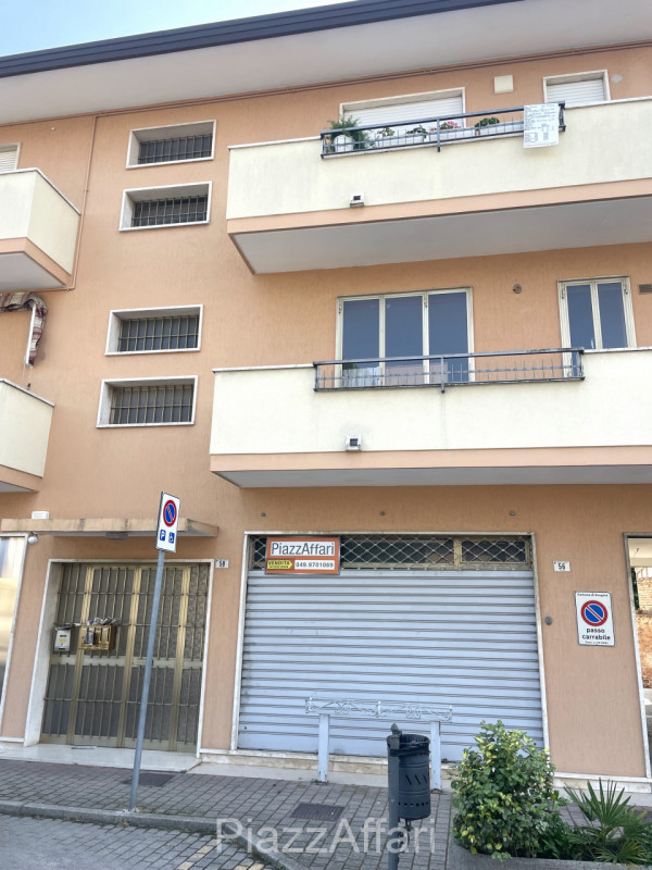 Lungo la centralissima Via Roma, di fianco alle Poste, negozio vetrinato di 44 mq. costituito da ...