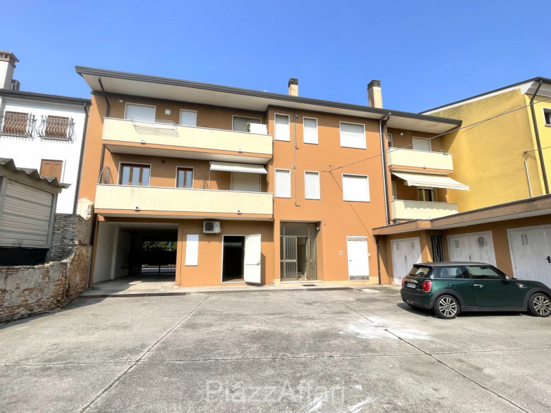 Lungo la centralissima Via Roma, di fianco alle Poste, negozio vetrinato di 44 mq. costituito da ...