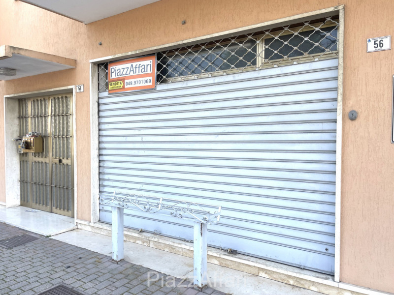 Lungo la centralissima Via Roma, di fianco alle Poste, negozio vetrinato di 44 mq. costituito da ...