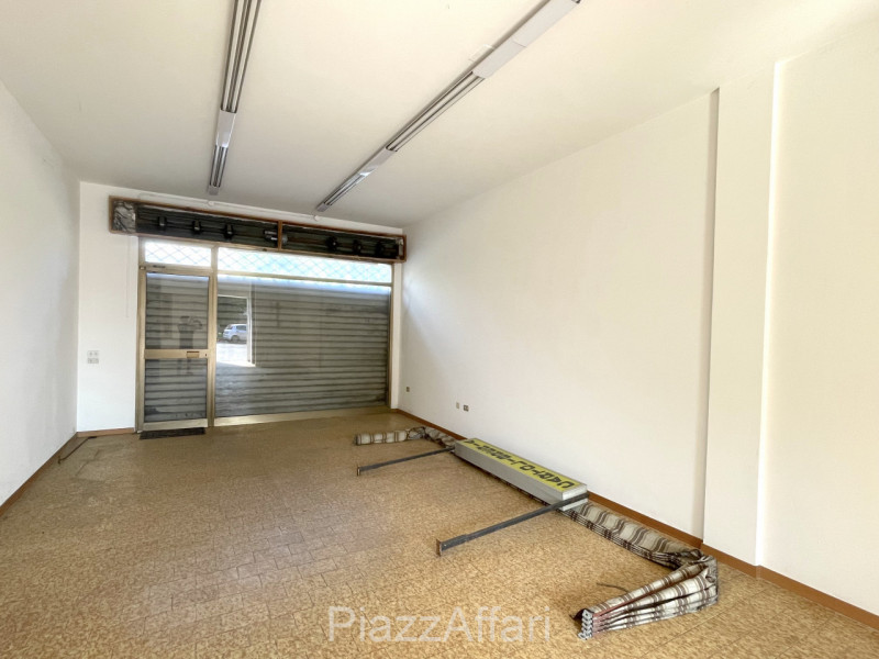 Lungo la centralissima Via Roma, di fianco alle Poste, negozio vetrinato di 44 mq. costituito da ...