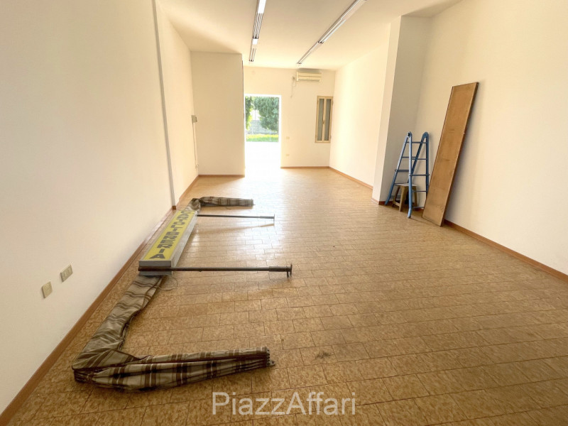 Lungo la centralissima Via Roma, di fianco alle Poste, negozio vetrinato di 44 mq. costituito da ...