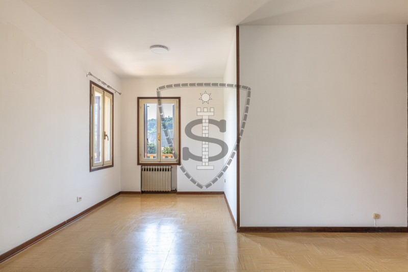 Proponiamo in vendita a Possagno un quadrilocale di 146 mq, ideale per famiglie e persone che cer...