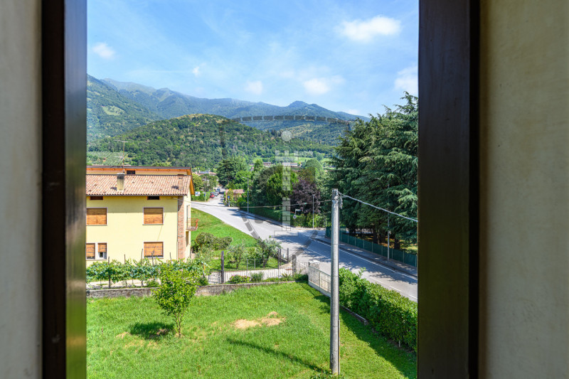 Proponiamo in vendita a Possagno un quadrilocale di 146 mq, ideale per famiglie e persone che cer...