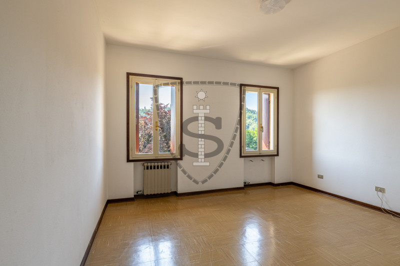 Proponiamo in vendita a Possagno un quadrilocale di 146 mq, ideale per famiglie e persone che cer...
