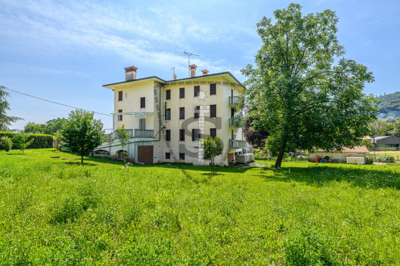 Proponiamo in vendita a Possagno un quadrilocale di 146 mq, ideale per famiglie e persone che cer...