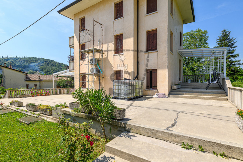 Proponiamo in vendita a Possagno un quadrilocale di 146 mq, ideale per famiglie e persone che cer...