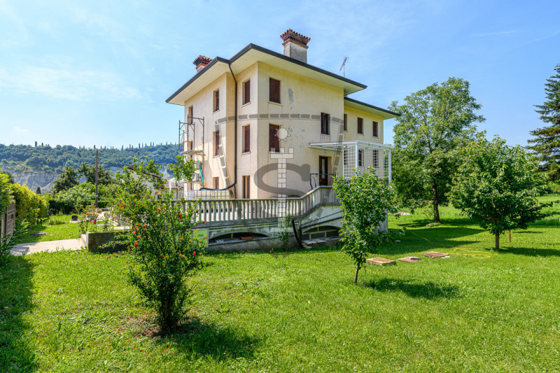 Proponiamo in vendita a Possagno un quadrilocale di 146 mq, ideale per famiglie e persone che cer...