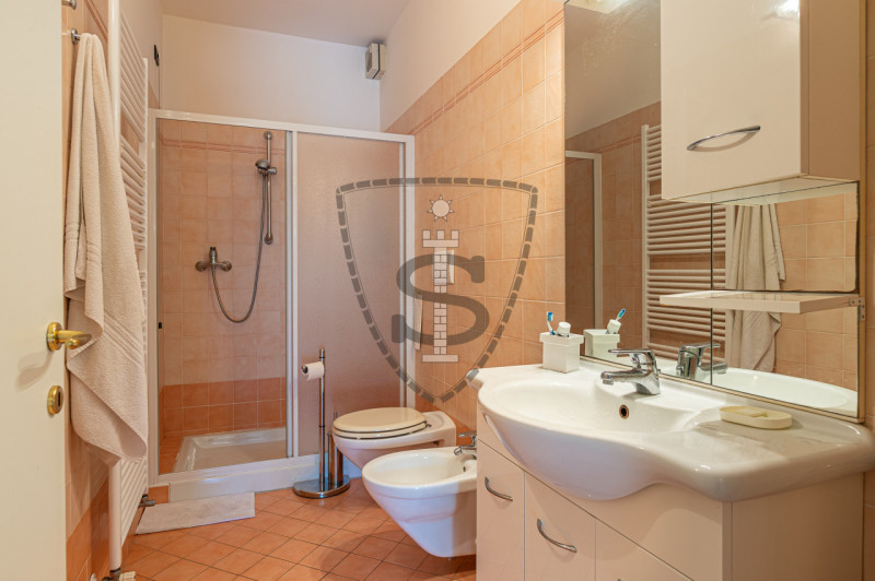 A Villaraspa di Colceresa, in una zona residenziale tranquilla e comoda ai servizi, proponiamo in...