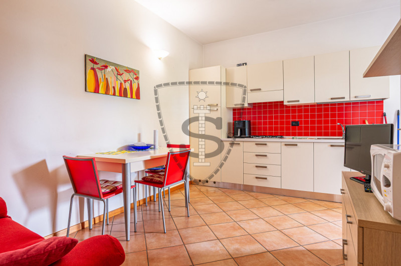 In un contesto tranquillo, proponiamo in vendita un appartamento al piano terra con ingresso indi...