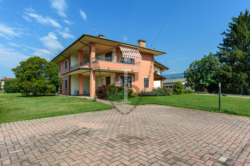 In un contesto tranquillo, proponiamo in vendita un appartamento al piano terra con ingresso indi...