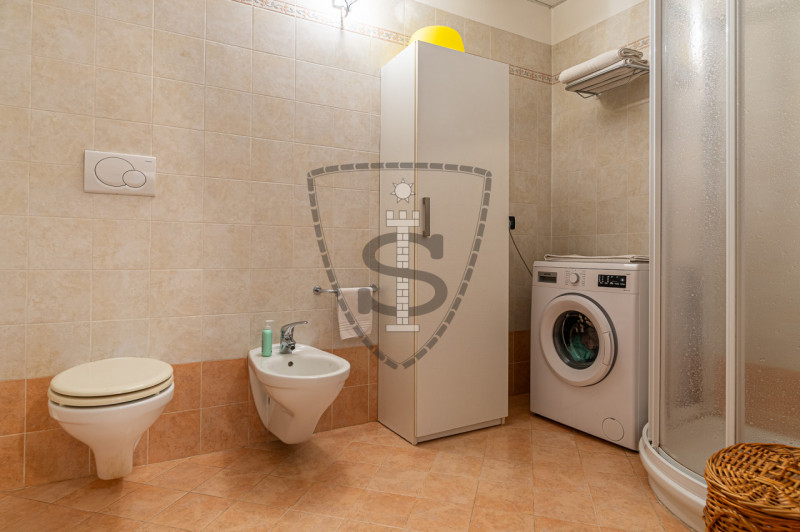In un contesto tranquillo, proponiamo in vendita un appartamento al piano terra con ingresso indi...