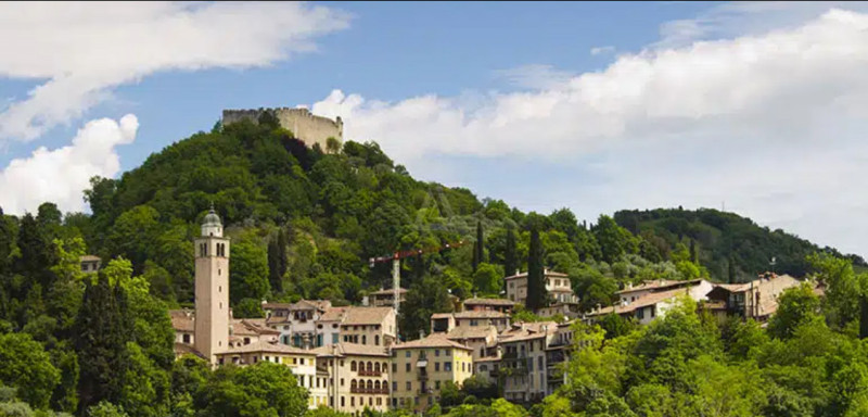 Asolo centro viene messa in vendita una bella "Villa Tipica Asolana" immersa nel verde.

In buone...