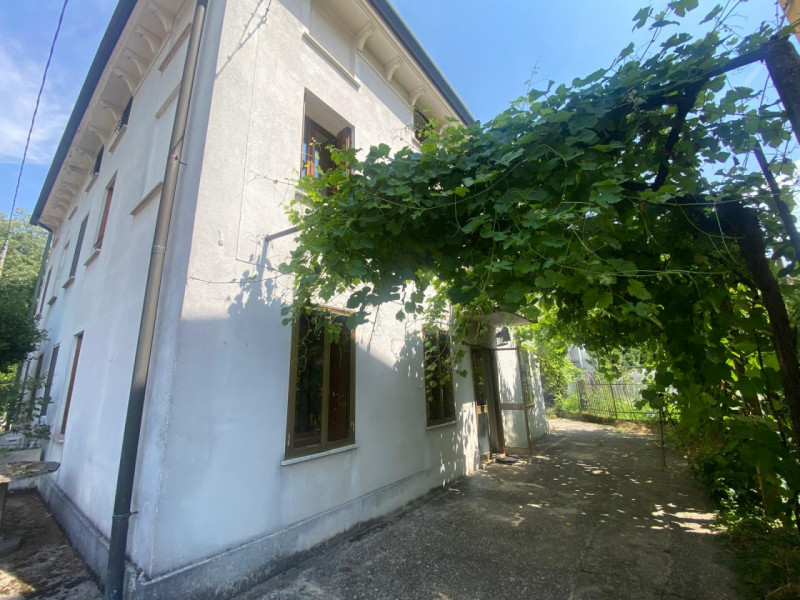 Casa affiancata con dépendance e terreno privato.

Immobile costituito da 2 unità facenti parte d...