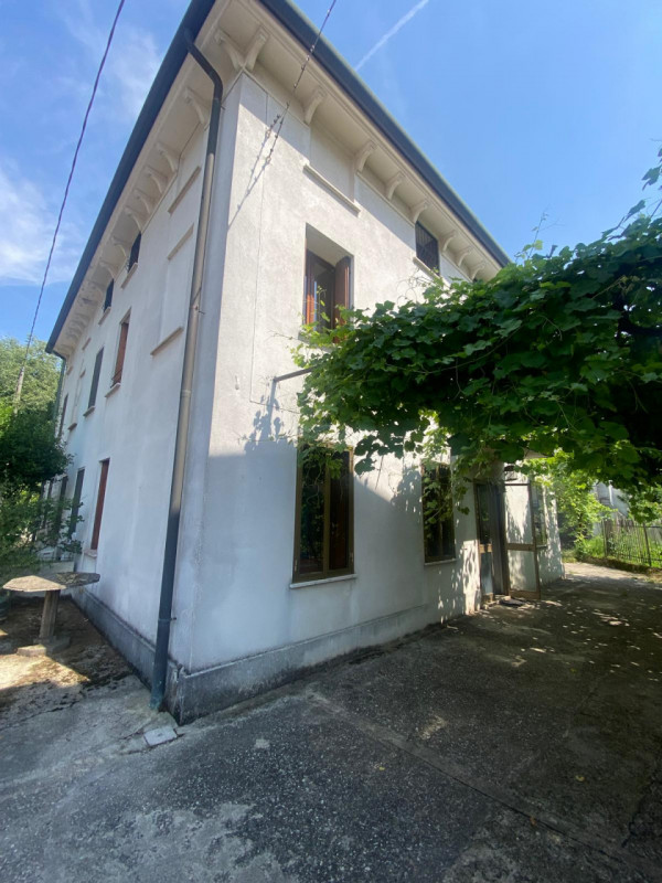 Casa affiancata con dépendance e terreno privato.

Immobile costituito da 2 unità facenti parte d...