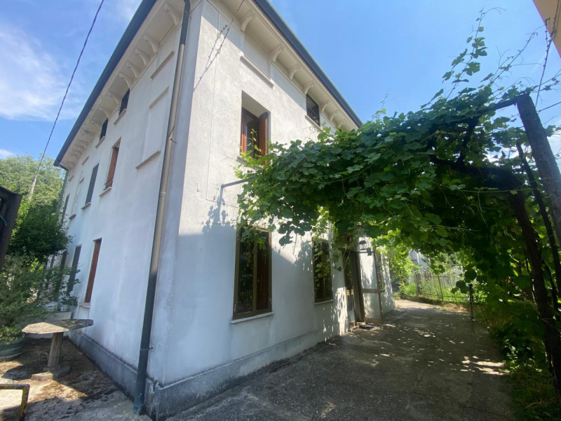 Casa affiancata con dépendance e terreno privato.

Immobile costituito da 2 unità facenti parte d...