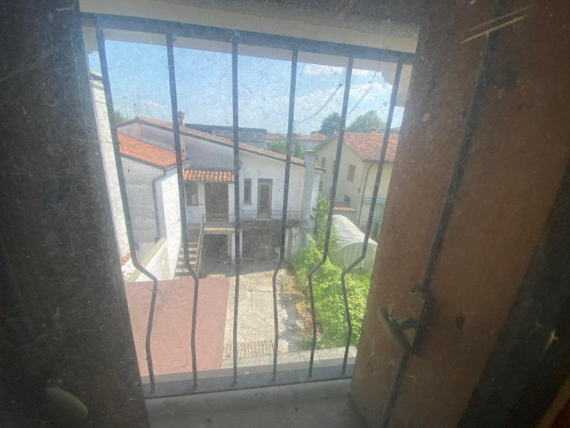 Casa affiancata con dépendance e terreno privato.

Immobile costituito da 2 unità facenti parte d...