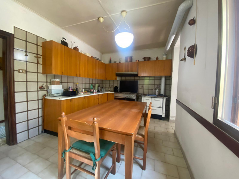 Casa affiancata con dépendance e terreno privato.

Immobile costituito da 2 unità facenti parte d...