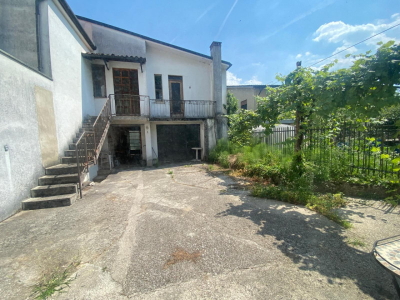 Casa affiancata con dépendance e terreno privato.

Immobile costituito da 2 unità facenti parte d...