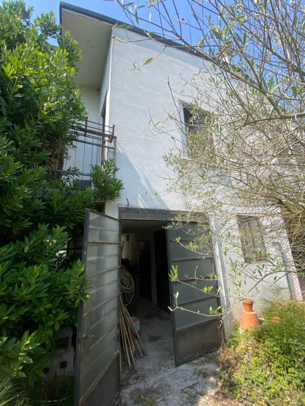Casa affiancata con dépendance e terreno privato.

Immobile costituito da 2 unità facenti parte d...