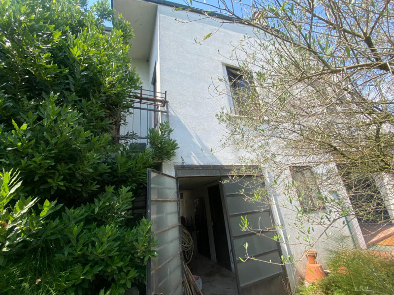 Casa affiancata con dépendance e terreno privato.

Immobile costituito da 2 unità facenti parte d...