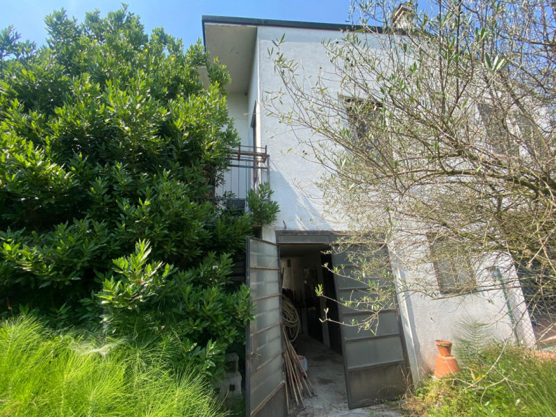 Casa affiancata con dépendance e terreno privato.

Immobile costituito da 2 unità facenti parte d...