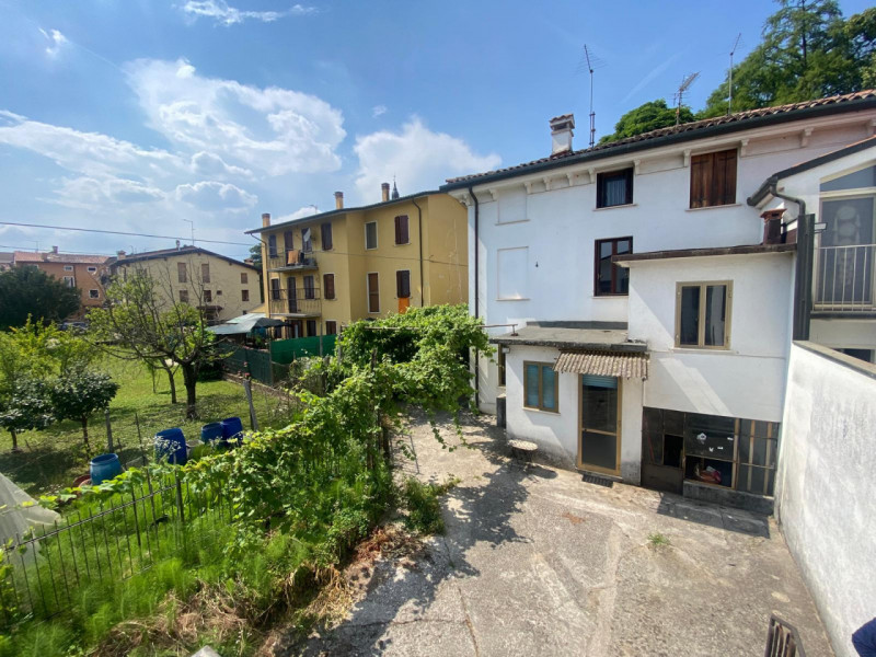 Casa affiancata con dépendance e terreno privato.

Immobile costituito da 2 unità facenti parte d...