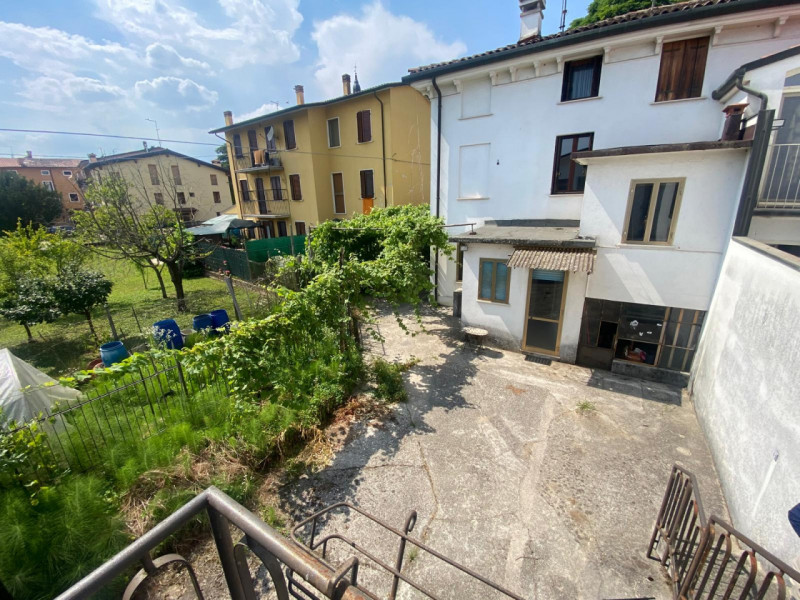Casa affiancata con dépendance e terreno privato.

Immobile costituito da 2 unità facenti parte d...