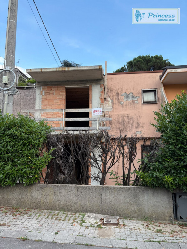 A Schio nella zona del Sacro Cuore, vendesi casa a schiera porzione di testa semi al grezzo situa...