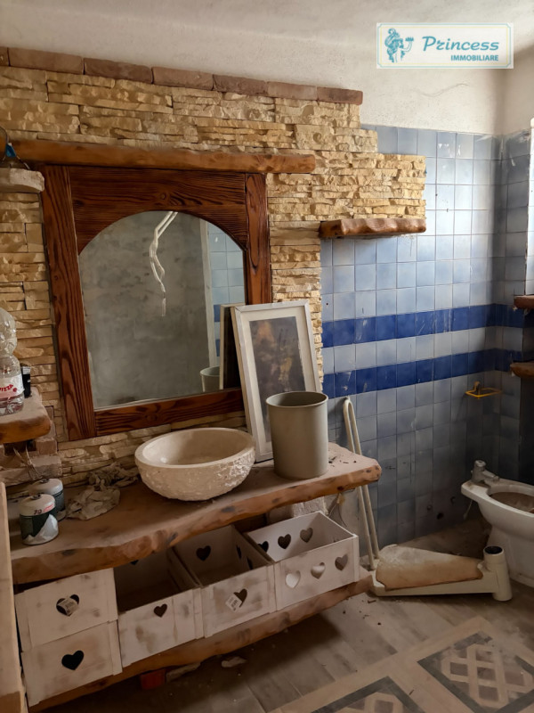 A Schio nella zona del Sacro Cuore, vendesi casa a schiera porzione di testa semi al grezzo situa...