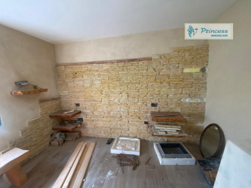A Schio nella zona del Sacro Cuore, vendesi casa a schiera porzione di testa semi al grezzo situa...