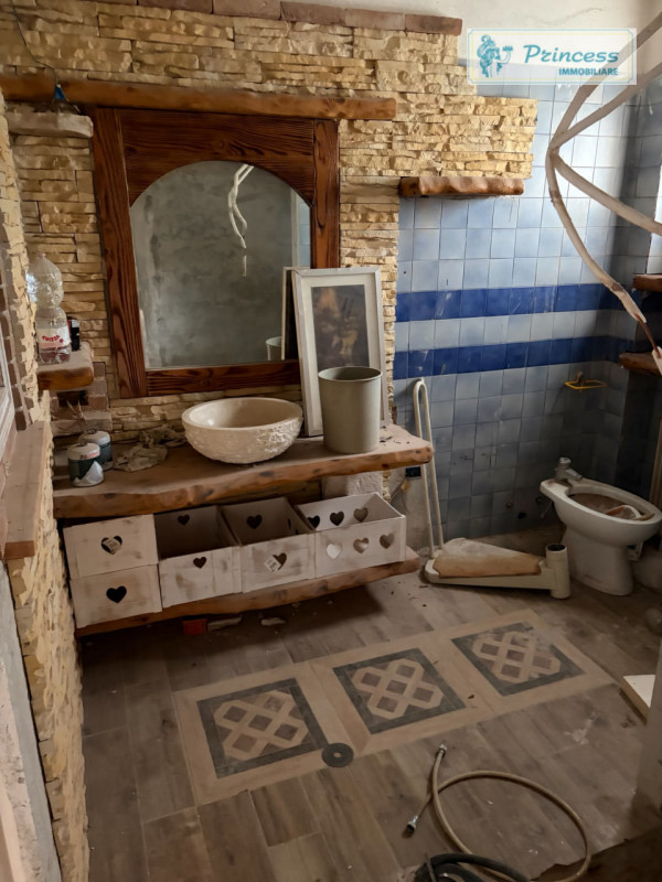 A Schio nella zona del Sacro Cuore, vendesi casa a schiera porzione di testa semi al grezzo situa...