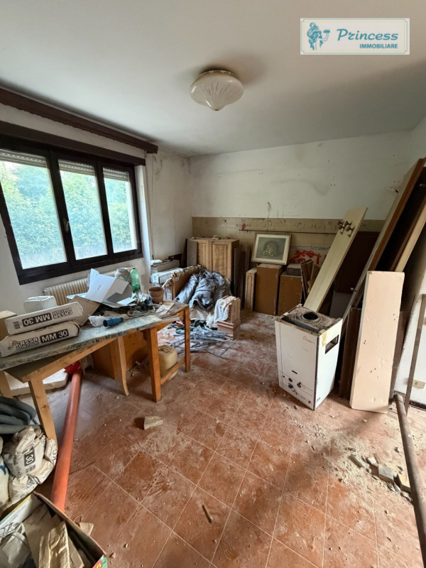 A Schio nella zona del Sacro Cuore, vendesi casa a schiera porzione di testa semi al grezzo situa...