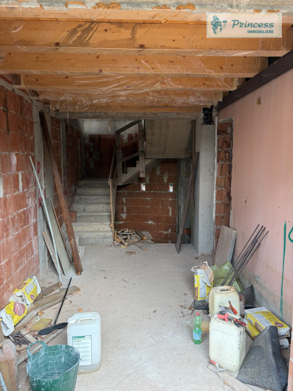 A Schio nella zona del Sacro Cuore, vendesi casa a schiera porzione di testa semi al grezzo situa...