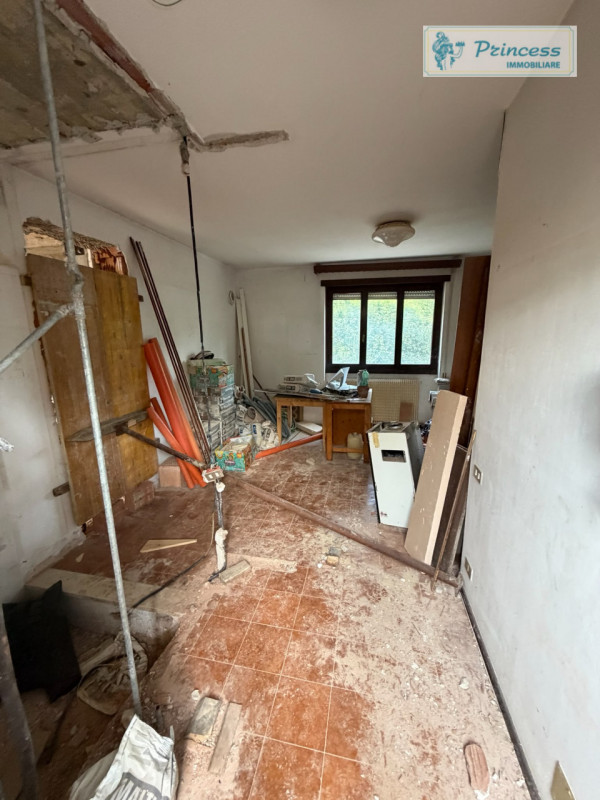 A Schio nella zona del Sacro Cuore, vendesi casa a schiera porzione di testa semi al grezzo situa...