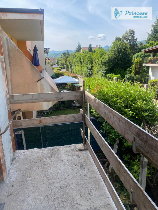 A Schio nella zona del Sacro Cuore, vendesi casa a schiera porzione di testa semi al grezzo situa...