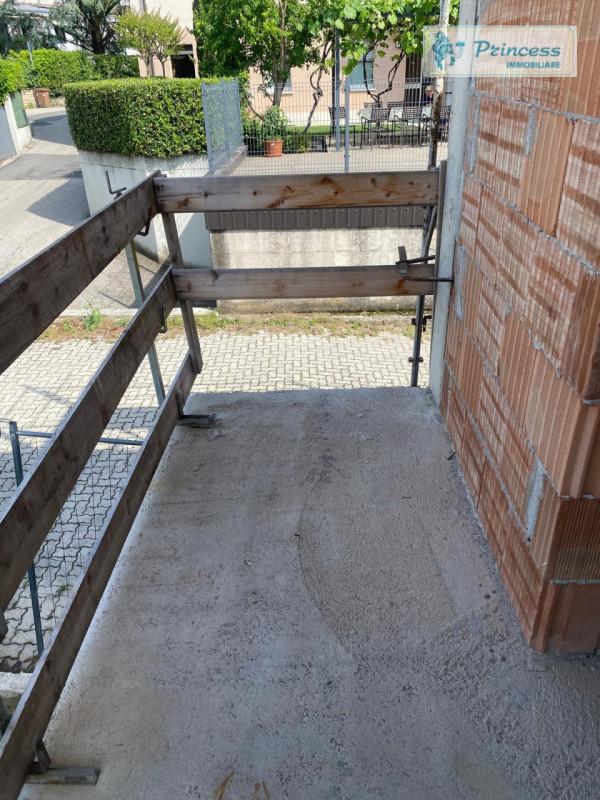 A Schio nella zona del Sacro Cuore, vendesi casa a schiera porzione di testa semi al grezzo situa...