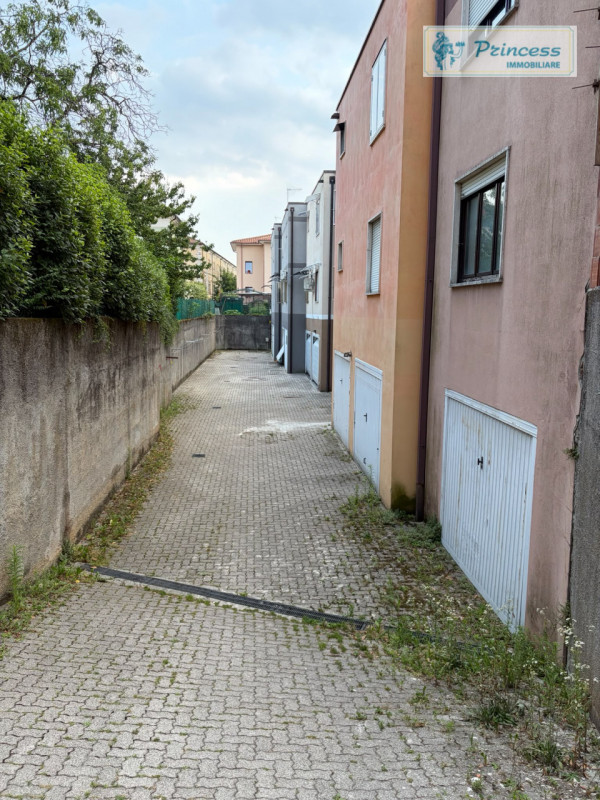 A Schio nella zona del Sacro Cuore, vendesi casa a schiera porzione di testa semi al grezzo situa...