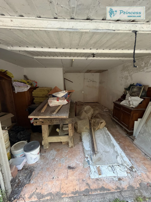 A Schio nella zona del Sacro Cuore, vendesi casa a schiera porzione di testa semi al grezzo situa...