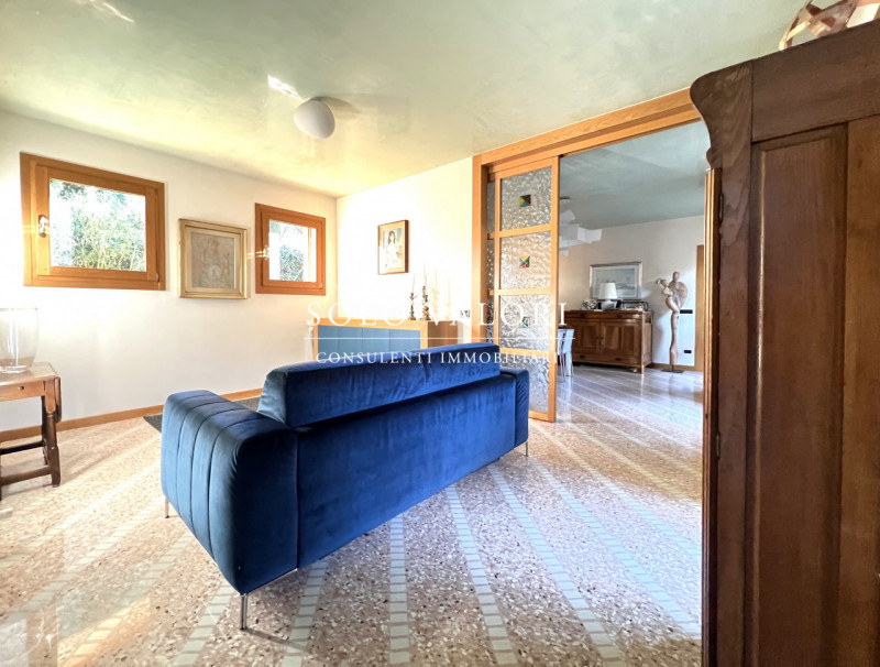 Rif. B482 (per info 338 9387816 Matteo)

Proponiamo in vendita una villa elegante, caratterizzata...