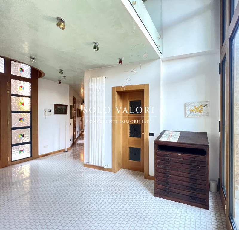 Rif. B482 (per info 338 9387816 Matteo)

Proponiamo in vendita una villa elegante, caratterizzata...