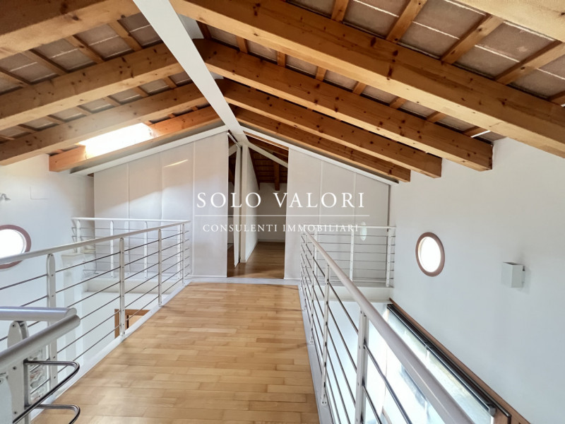 Rif. UFF20 (per info 338 9387816 Matteo)

Proponiamo in locazione un versatile spazio commerciale...