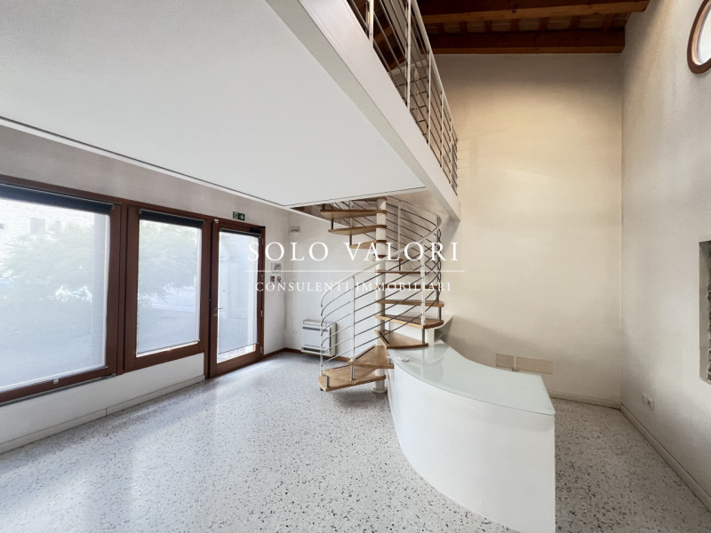 Rif. UFF20 (per info 338 9387816 Matteo)

Proponiamo in locazione un versatile spazio commerciale...