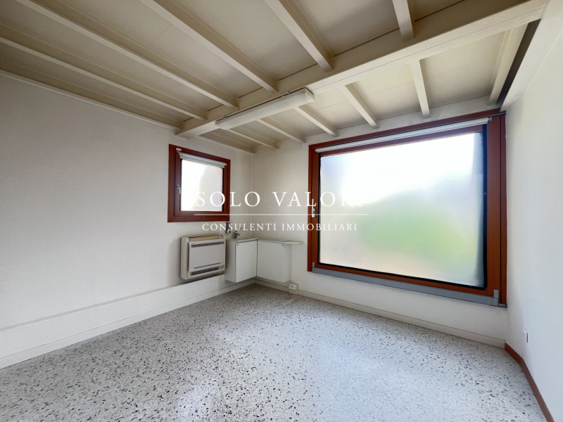 Rif. UFF20 (per info 338 9387816 Matteo)

Proponiamo in locazione un versatile spazio commerciale...