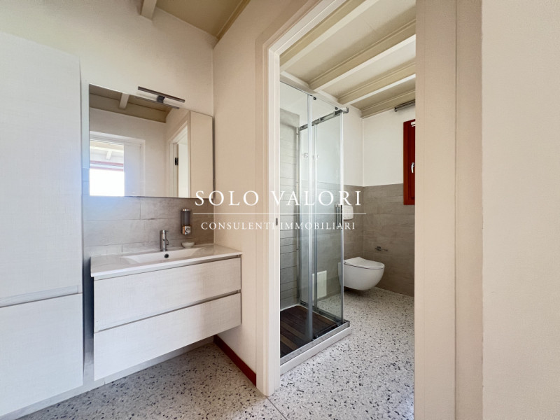 Rif. UFF20 (per info 338 9387816 Matteo)

Proponiamo in locazione un versatile spazio commerciale...