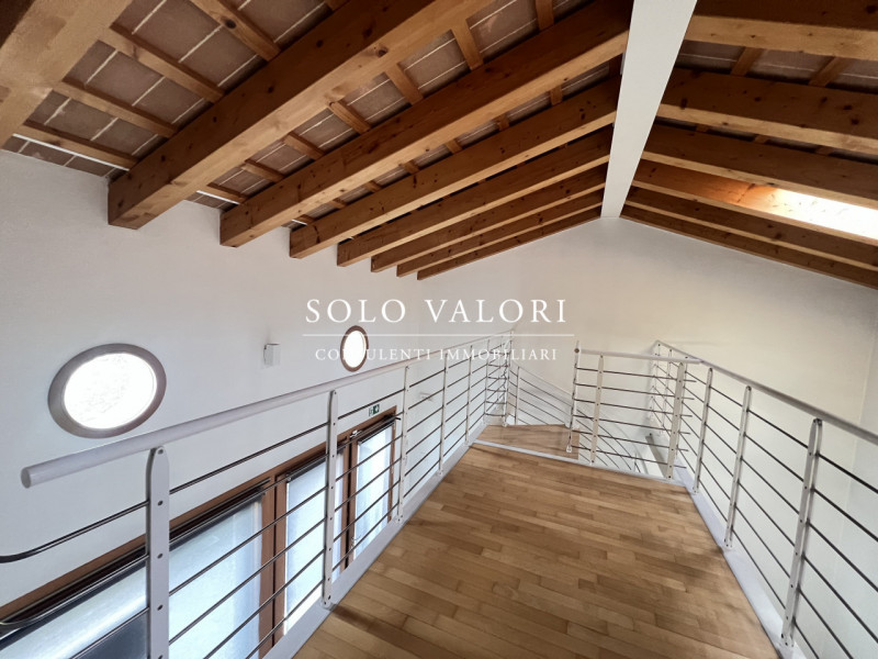 Rif. UFF20 (per info 338 9387816 Matteo)

Proponiamo in locazione un versatile spazio commerciale...