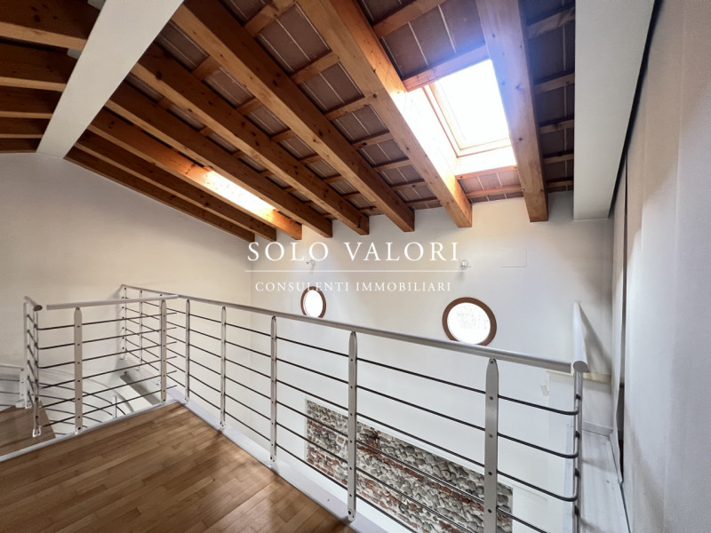Rif. UFF20 (per info 338 9387816 Matteo)

Proponiamo in locazione un versatile spazio commerciale...