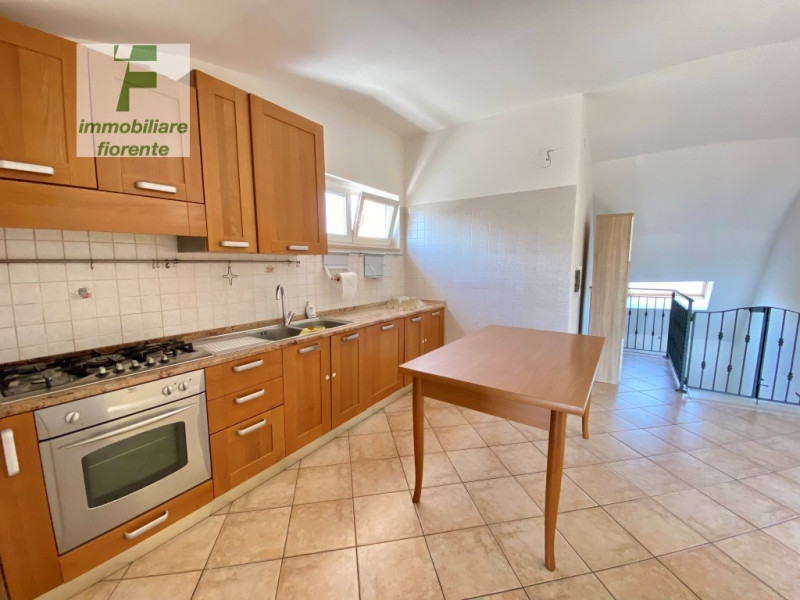 Comodo al centro città, su sole 3 unità, luminoso appartamento parzialmente arredato di mq 74 in ...