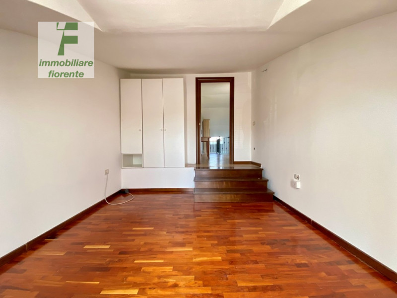 Comodo al centro città, su sole 3 unità, luminoso appartamento parzialmente arredato di mq 74 in ...