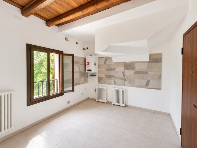 A Resana, in una zona residenziale tranquilla e ben servita ma a pochi minuti dalla tangenziale, ...