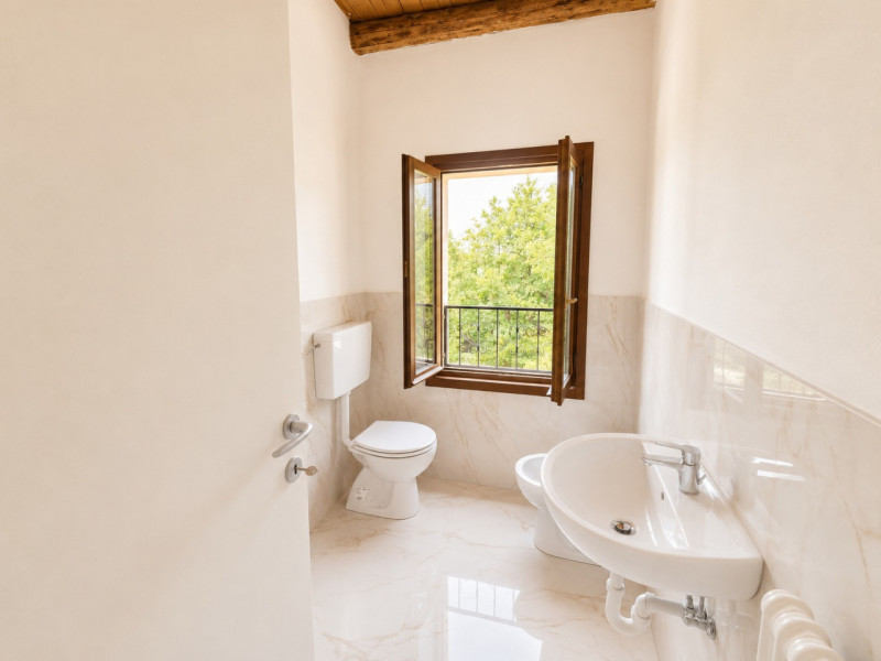 A Resana, in una zona residenziale tranquilla e ben servita ma a pochi minuti dalla tangenziale, ...